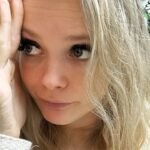 anne-wuensche-hebt-sich-die-hand-vors-gesicht