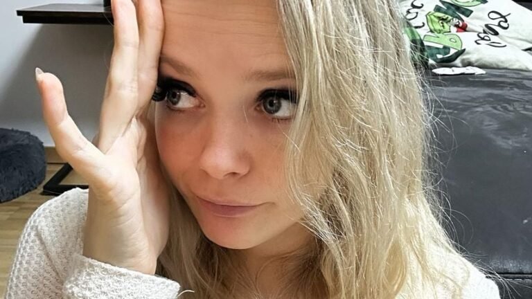 anne-wuensche-hebt-sich-die-hand-vors-gesicht