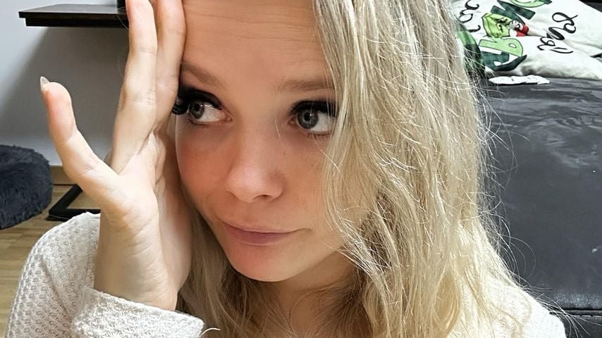 anne-wuensche-hebt-sich-die-hand-vors-gesicht