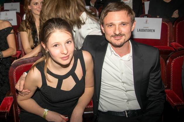 Florian Lukas mit Freundin bei der Verleihung vom Deutschen Schauspielerpreis im Theater des Westens